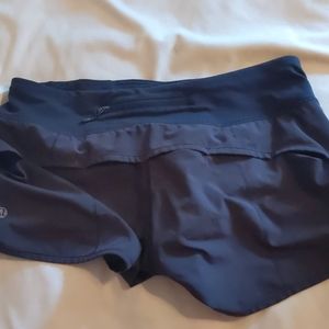 Lululemon size 6, 2.5in speed shorts
